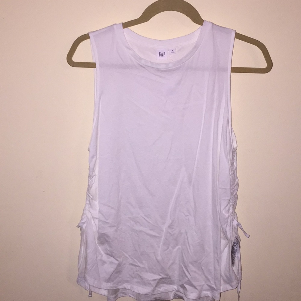 NWT White gap top with ruched sides